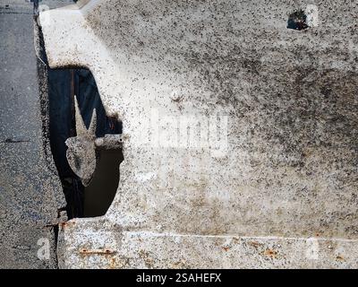 L'hélice et le fond du bateau recouverts de balanes Acorn (Semibalanus balanoides), prêts à être raclés, nettoyés et enduits de peinture antifouling Banque D'Images