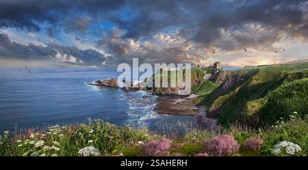 Les ruines pittoresques du château médiéval de Dunnottar au sommet de la falaise surplombant la mer au coucher du soleil, en Écosse. Banque D'Images