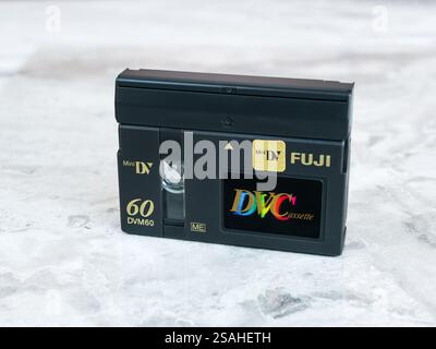 Mini cassette vidéo numérique DV Fuji DVM60 ME DVCasstte sur une étagère en marbre gris poli Banque D'Images