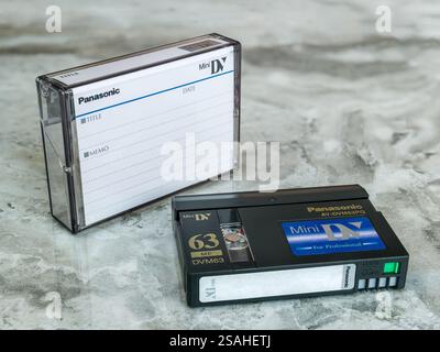 Panasonic AY-DVM63PQ ME Mini DV cassette vidéo numérique sur étagère en marbre gris poli Banque D'Images