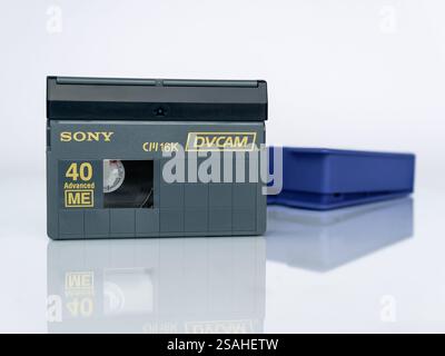 Cassette vidéo numérique DVCAM Sony PDVM-40ME Advanced 40 min isolé sur fond blanc avec réflexion Banque D'Images