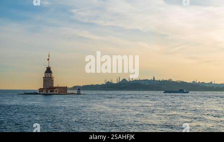 La Tour de la jeune fille historique sur le Bosphore à Istanbul, entourée par le paysage urbain animé et l'activité maritime. Banque D'Images