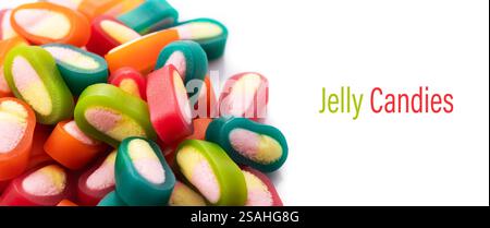 Pile de délicieux bonbons à mâcher colorés sur fond blanc. Banque D'Images