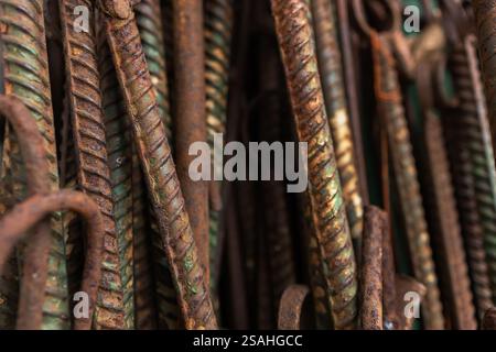 Garnitures pour la construction. Plan de tiges ou de barres d'acier utilisées pour renforcer le béton pour la construction. Empilement d'armature de construction. Élément des inconvénients Banque D'Images