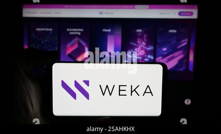 Allemagne. 31 octobre 2024. Dans cette illustration photo, une personne tient un téléphone portable avec le logo de la société de plate-forme de données américaine WekaIO Inc sur l'écran devant la page Web de l'entreprise. (Photo timon Schneider/SOPA images/SIPA USA) *** strictement à des fins éditoriales *** crédit : SIPA USA/Alamy Live News Banque D'Images