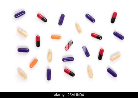 Disposition créative de pilules et de capsules colorées sur fond blanc. Concept médical minimal. Pharmaceutique, COVID-19 ou Coronavirus. Pose à plat, haut vi Banque D'Images