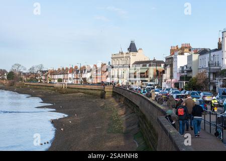 Vue le long de la terrasse à Barnes, Londres, Angleterre, Royaume-Uni, à côté de la Tamise par une journée d'hiver ensoleillée Banque D'Images