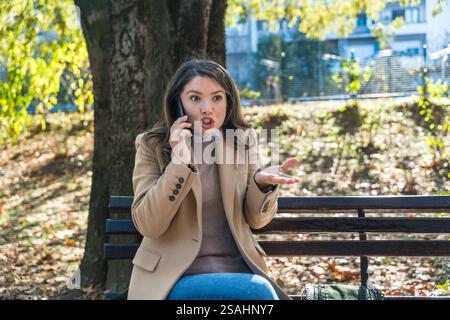 Vie quotidienne et routine de la jeune femme d'affaires. Jeunes femmes d'affaires travaillant dans un immeuble de bureaux. Ouvrière de bureau femme profession professionnelle exper Banque D'Images