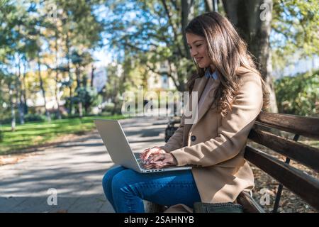 Vie quotidienne et routine de la jeune femme d'affaires. Jeunes femmes d'affaires travaillant dans un immeuble de bureaux. Ouvrière de bureau femme profession professionnelle exper Banque D'Images