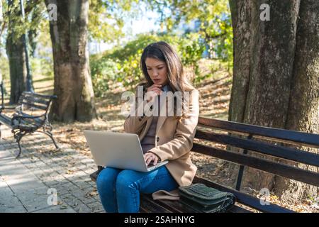 Vie quotidienne et routine de la jeune femme d'affaires. Jeunes femmes d'affaires travaillant dans un immeuble de bureaux. Ouvrière de bureau femme profession professionnelle exper Banque D'Images