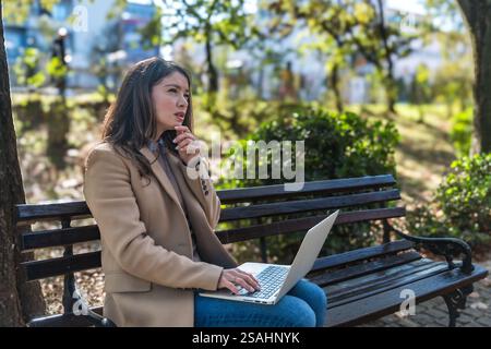 Vie quotidienne et routine de la jeune femme d'affaires. Jeunes femmes d'affaires travaillant dans un immeuble de bureaux. Ouvrière de bureau femme profession professionnelle exper Banque D'Images