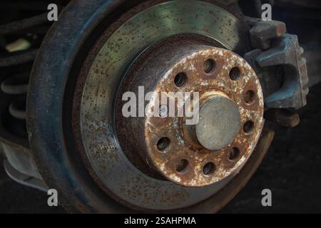 Disques de frein rouillés sur une voiture abandonnée. Objet éclairé par une lumière douce et naturelle, Banque D'Images