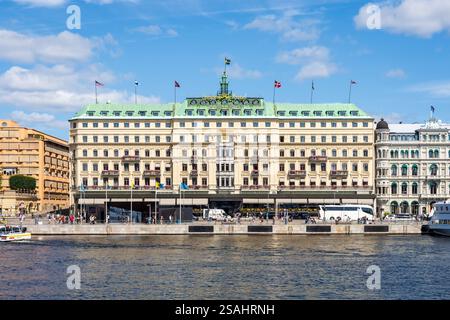Façade du Grand Hôtel, un hôtel cinq étoiles de luxe situé sur la péninsule Blasieholmen à Stockholm, Suède, par une journée d'été ensoleillée. Banque D'Images