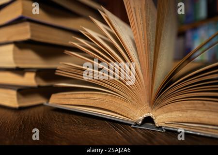 livre ouvert, couché sur l'étagère de la bibliothèque. Banque D'Images