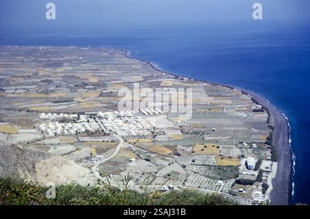 Vue côtière au nord de l'ancienne Thera sur la plaine côtière de Kamari, Santorin, îles des Cyclades, Grèce, Europe, 1972 - premières villas de développement touristique Banque D'Images