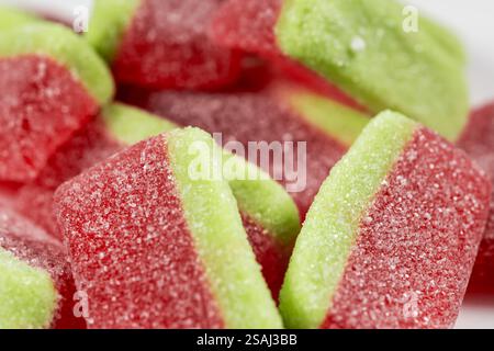 Empilez les bonbons à la gelée sous la forme d'une pastèque en gros plan. Banque D'Images