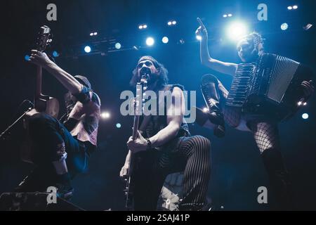 Copenhague, Danemark. 28 janvier 2025. Le groupe de punk gitan américain et international Gogol Bordello donne un concert au KB Hallen à Frederiksberg, Copenhague. Banque D'Images