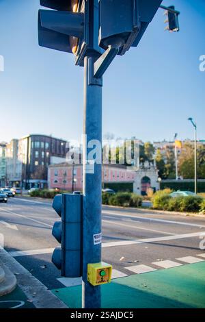 Lisbonne Portugal 17 janvier 2025 : les feux de circulation pour piétons aux intersections ont des contrôleurs à bouton-poussoir. Les piétons doivent appuyer sur le bouton pour A. Banque D'Images