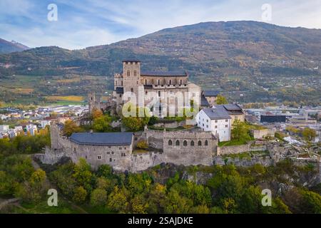 Vue aérienne de la Basilique de Valère dans la ville de Sion et des vignobles environnants en automne. Canton du Valais, vallée du Rhône, Suisse. Banque D'Images