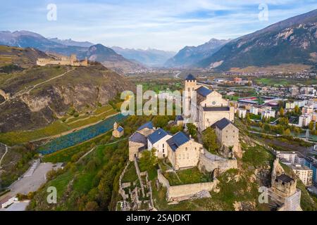 Vue aérienne de la Basilique de Valère dans la ville de Sion et des vignobles environnants en automne. Canton du Valais, vallée du Rhône, Suisse. Banque D'Images