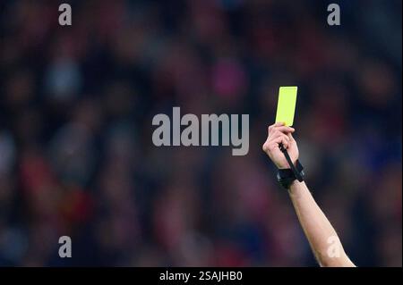 Munich, Allemagne. 29 janvier 2025. Arbitre montre le carton jaune dans la phase de Ligue MD8 match FC BAYERN MUENCHEN - SK SLOVAN BRATISLAVA 3-1 de football UEFA Champions League dans la saison 2024/2025 à Munich, Jan 29, 2025, FCB, 8.Spieltag, Muenchen photographe : ddp images/STAR-images crédit : ddp Media GmbH/Alamy Live News Banque D'Images