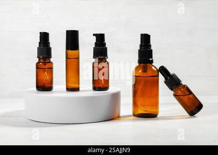 diverses bouteilles en verre ambré pour les cosmétiques, la médecine naturelle, les huiles essentielles ou d'autres liquides sur fond blanc. Banque D'Images