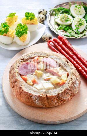 La soupe aigre de seigle à l'intérieur du pain. Table de petit déjeuner de Pâques. Banque D'Images