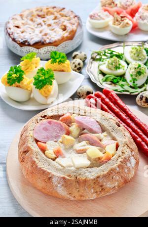 La soupe aigre de seigle à l'intérieur du pain. Table de petit déjeuner de Pâques. Banque D'Images