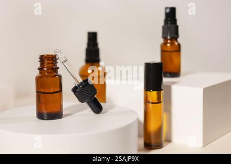 Bouteille cosmétique ambre sur podium géométrique, emballage de produit avec des ombres naturelles des plantes, sérum anti-vieillissement avec des peptides, maquette cosmétique Banque D'Images