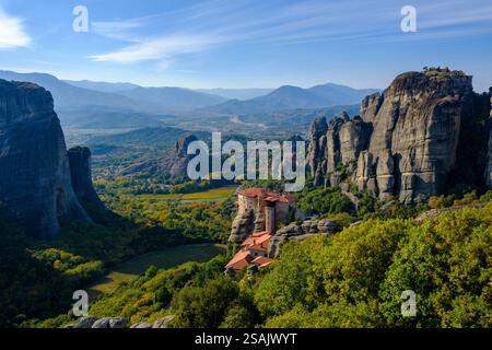 Monastères perchés des Météores en automne, Trikala, Thessalie, Grèce Banque D'Images