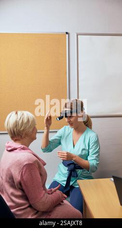 Femme médecin inspectant étroitement la femme âgée pendant l'examen médical, en se concentrant sur la peau, la santé du visage, dans l'environnement clinique de bureau. ENT Banque D'Images