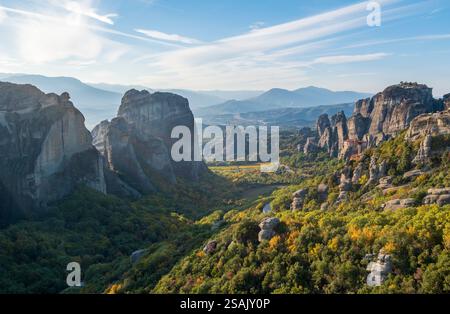 Monastères perchés des Météores en automne, Trikala, Thessalie, Grèce Banque D'Images