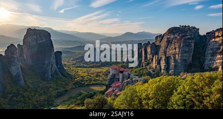 Monastères perchés des Météores en automne, Trikala, Thessalie, Grèce Banque D'Images