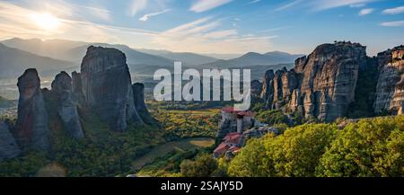 Monastères perchés des Météores en automne, Trikala, Thessalie, Grèce Banque D'Images