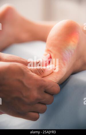 Gros plans d'un massage corporel traditionnel, en se concentrant sur différentes parties du corps, avec une grande profondeur de champ, mettant en évidence le relaxant et thérapeutique Banque D'Images