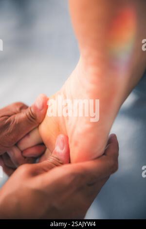 Gros plans d'un massage corporel traditionnel, en se concentrant sur différentes parties du corps, avec une grande profondeur de champ, mettant en évidence le relaxant et thérapeutique Banque D'Images