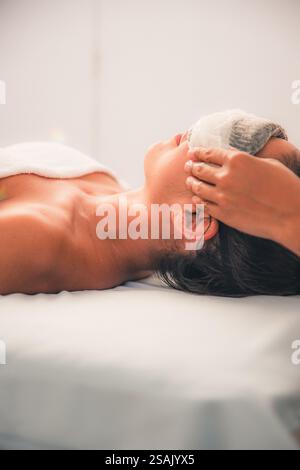 Gros plans d'un massage corporel traditionnel, en se concentrant sur différentes parties du corps, avec une grande profondeur de champ, mettant en évidence le relaxant et thérapeutique Banque D'Images