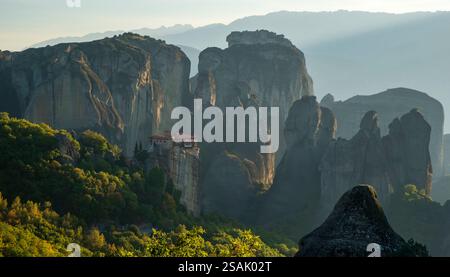 Monastère de Rousanou au milieu des rochers des Météores, Grèce Banque D'Images