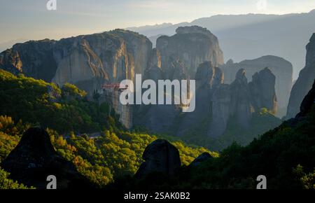 Monastère de Rousanou au milieu des rochers des Météores, Grèce Banque D'Images