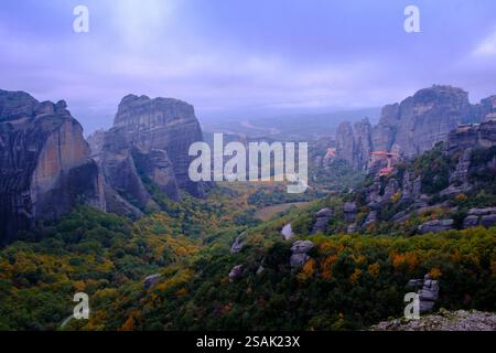 Monastères perchés des Météores en automne, Trikala, Thessalie, Grèce Banque D'Images