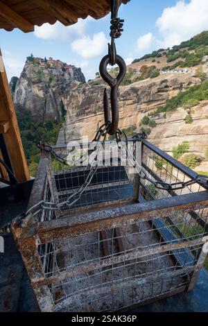 Panier d'approvisionnement traditionnel et système de poulie au monastère Varlaam perché dans les Météores, en Grèce, utilisé historiquement pour le transport de marchandises et de personnes Banque D'Images