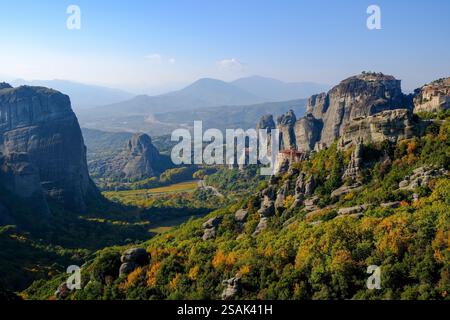 Monastères perchés des Météores en automne, Trikala, Thessalie, Grèce Banque D'Images