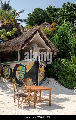 Afrique Tanzanie, Zanzibar, Nungwi, Lighthouse Beach, bar de plage vide en forme de bateau Banque D'Images