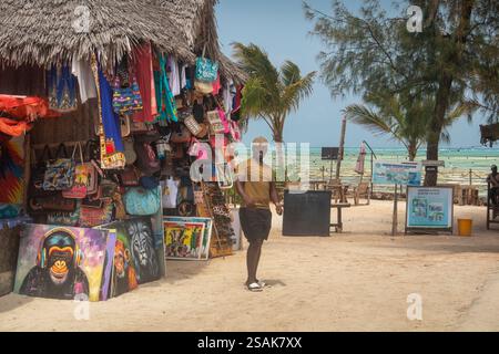 Afrique Tanzanie, Zanzibar, Nungwi, kiosque souvenir touristique au-dessus de Lighthouse Beach Banque D'Images