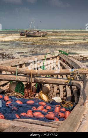 Afrique Tanzanie, Zanzibar, Nungwi, East Beach, filets et flotteurs dans les bateaux de pêche à marée montante Banque D'Images