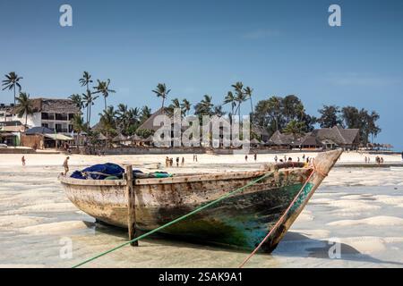 Afrique Tanzanie, Zanzibar, Nungwi, plage, boutre de pêche à marée basse Banque D'Images