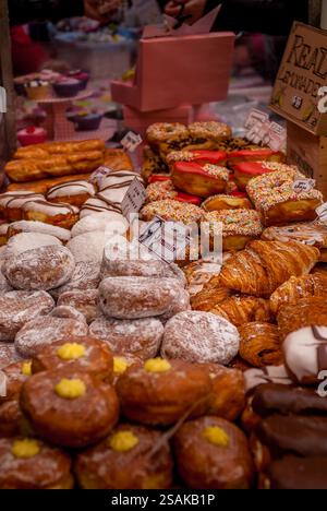 Assortiment de beignets et de pâtisseries au London Street Market Banque D'Images