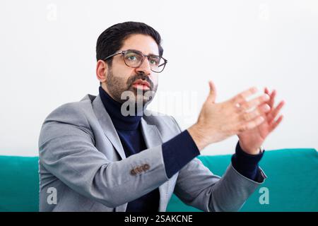 Wiesbaden, Allemagne. 30 janvier 2025. Kaweh Mansoori (SPD), ministre de l'économie, de l'énergie, des transports, du logement et des zones rurales de Hesse, s'exprime lors d'une interview avec l'agence de presse allemande dpa sur le canapé vert. Crédit : Lando Hass/dpa/Alamy Live News Banque D'Images