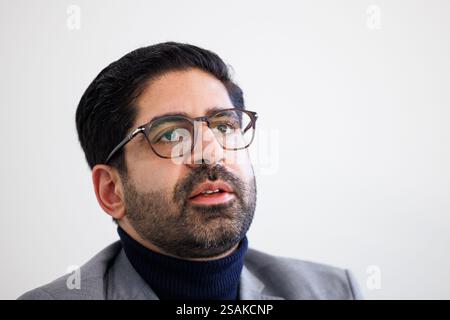 Wiesbaden, Allemagne. 30 janvier 2025. Kaweh Mansoori (SPD), ministre de l'économie, de l'énergie, des transports, du logement et des zones rurales de Hesse, s'exprime lors d'une interview avec l'agence de presse allemande dpa sur le canapé vert. Crédit : Lando Hass/dpa/Alamy Live News Banque D'Images