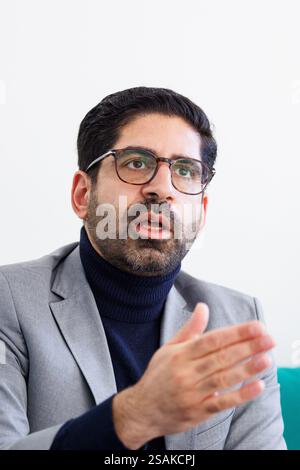 Wiesbaden, Allemagne. 30 janvier 2025. Kaweh Mansoori (SPD), ministre de l'économie, de l'énergie, des transports, du logement et des zones rurales de Hesse, s'exprime lors d'une interview avec l'agence de presse allemande dpa sur le canapé vert. Crédit : Lando Hass/dpa/Alamy Live News Banque D'Images